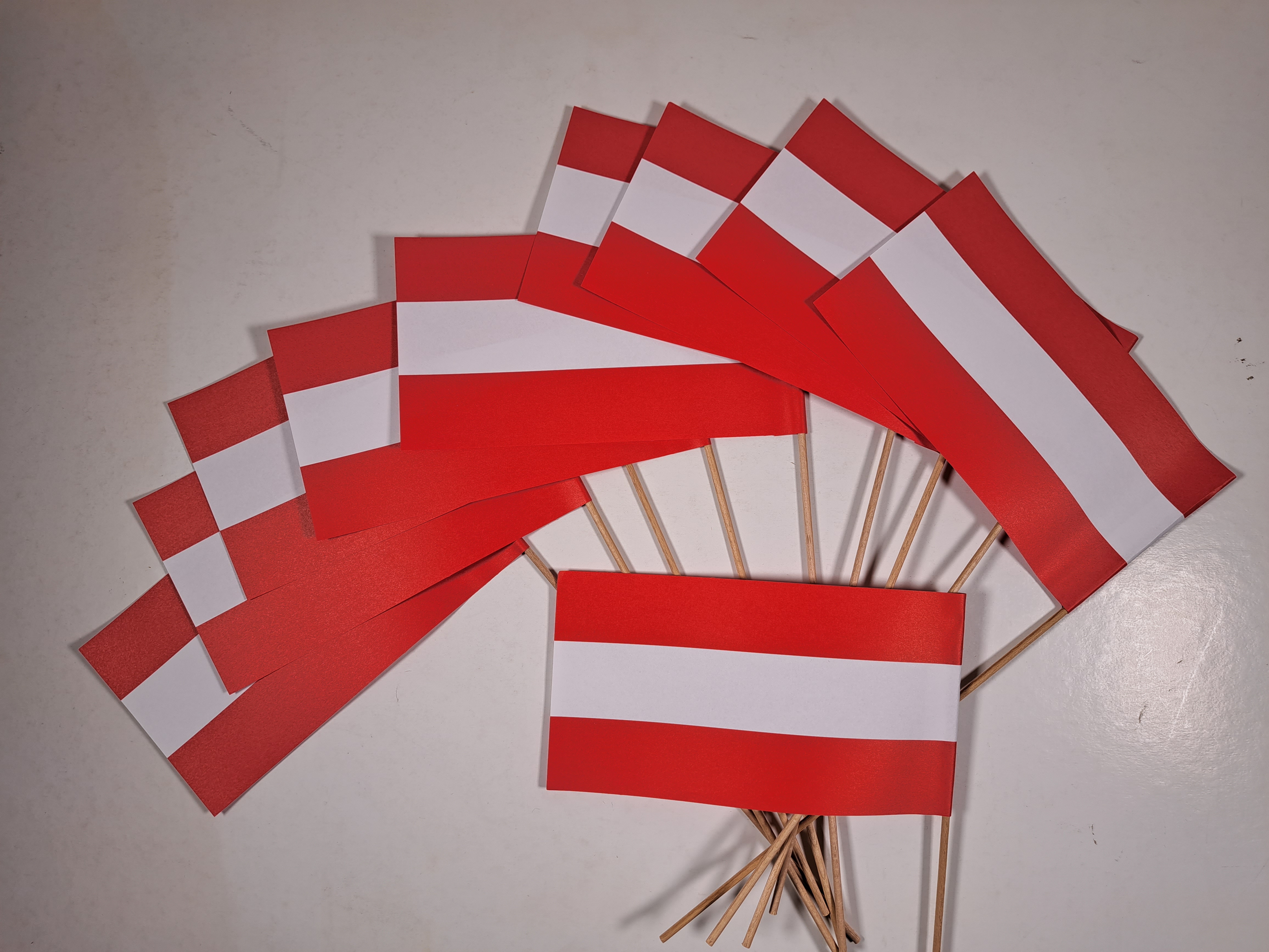 10er Packung Papierfahnen Österreich  22x12cm auf Holzstab