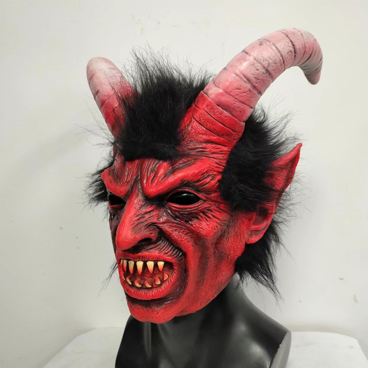 Krampus Maske rot mit großen Hörnern und Plüschhaar