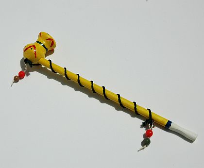 Friedenspfeife aus Holz in gelb