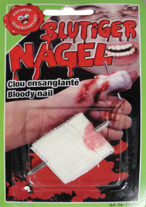 Blutiger Nagel mit Verband