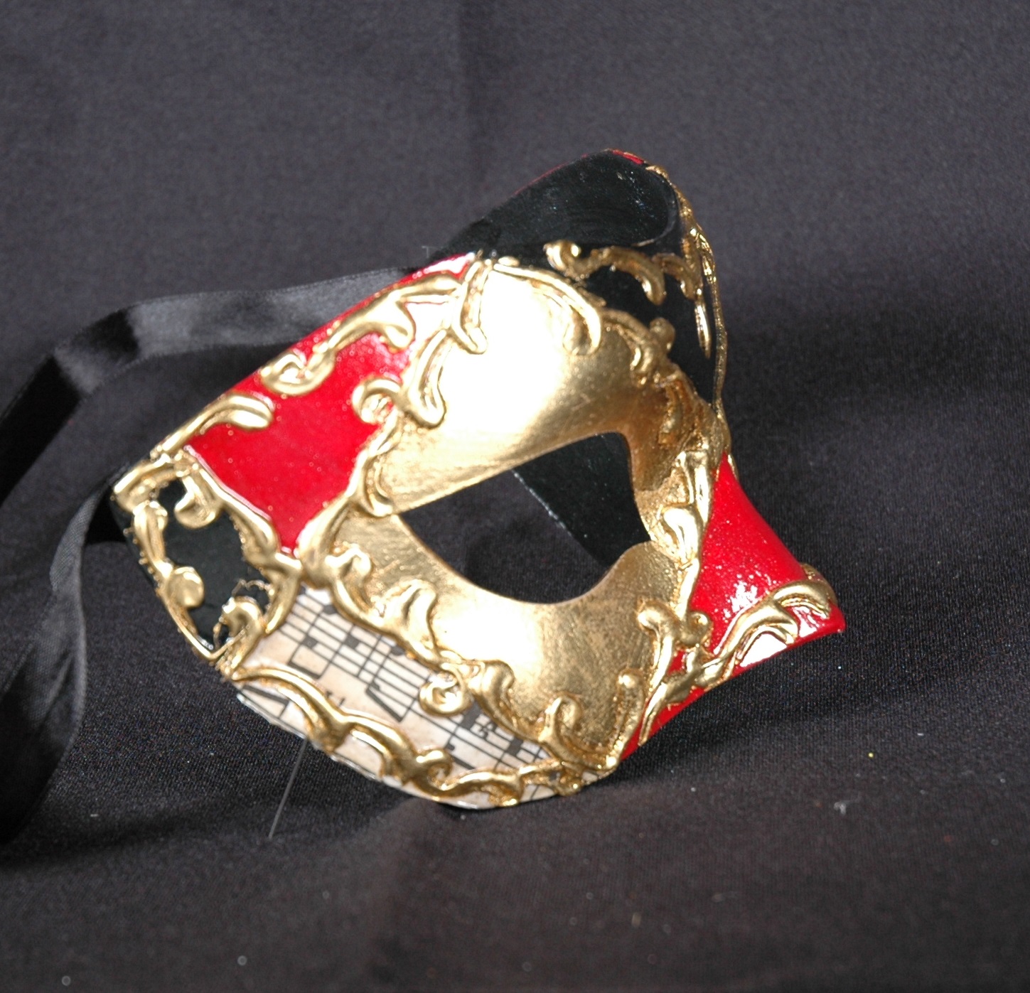 Venezianische Maske Columbine Musica schw-rot-gold Pappmasche