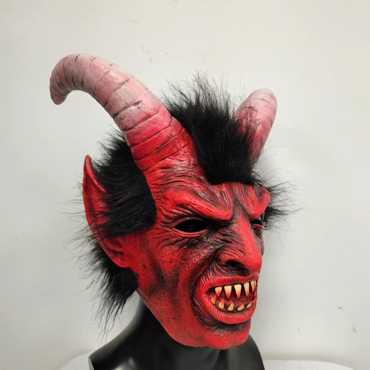 Krampus Maske rot mit großen Hörnern und Plüschhaar