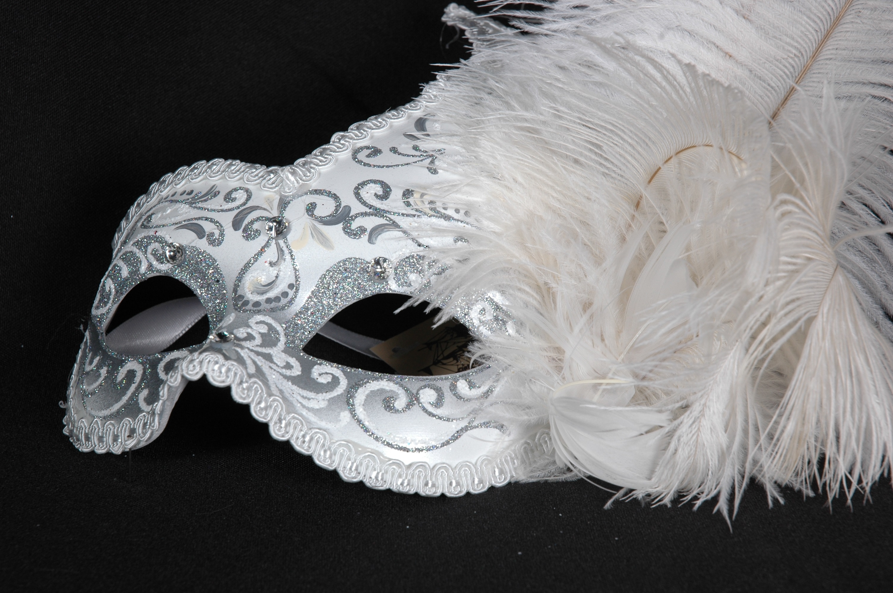 Venezianische Maske weiß-silber m.Federn Onda Ice