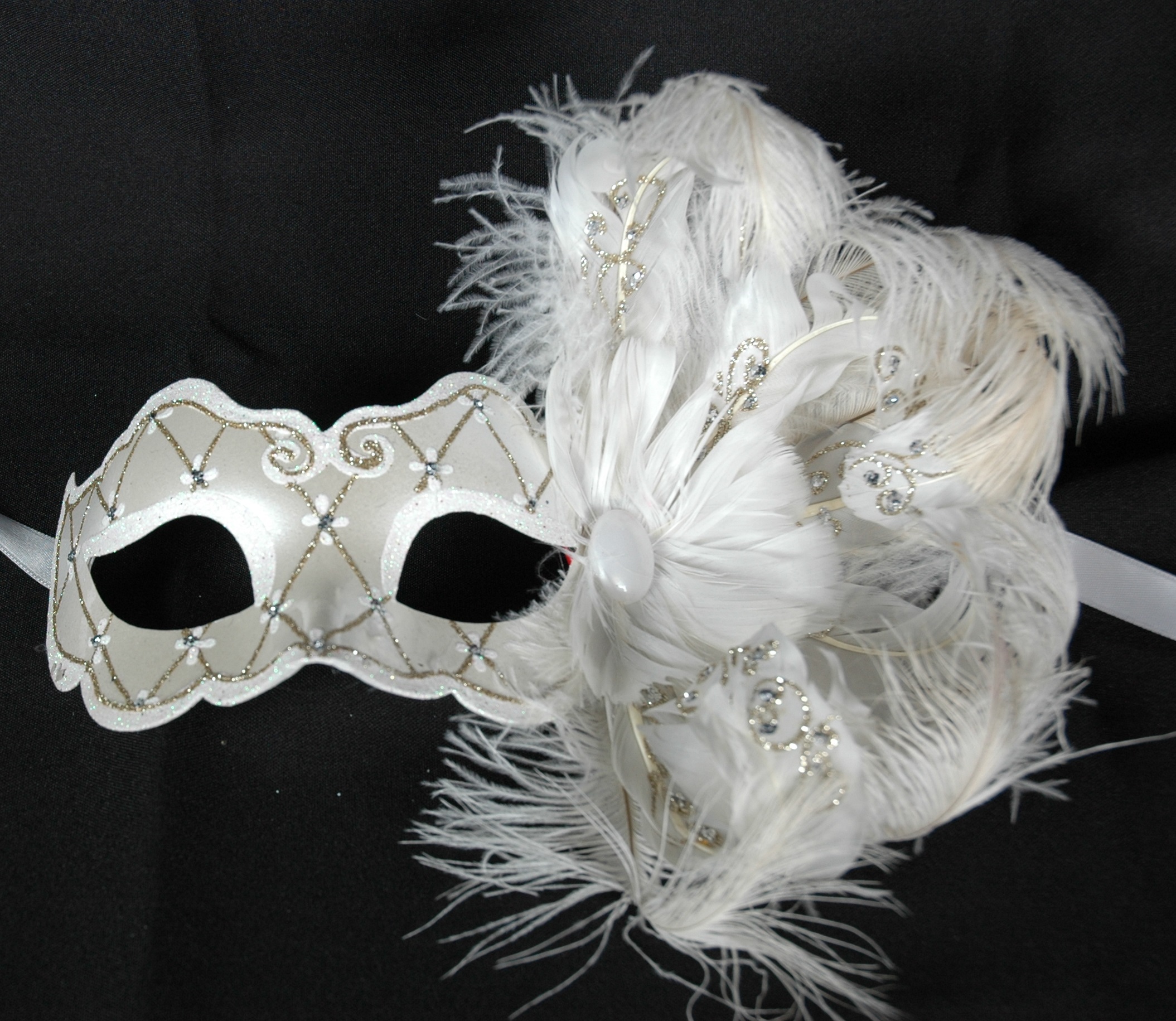 Venezianische Feder Maske Design Modell Saten weiß-silber