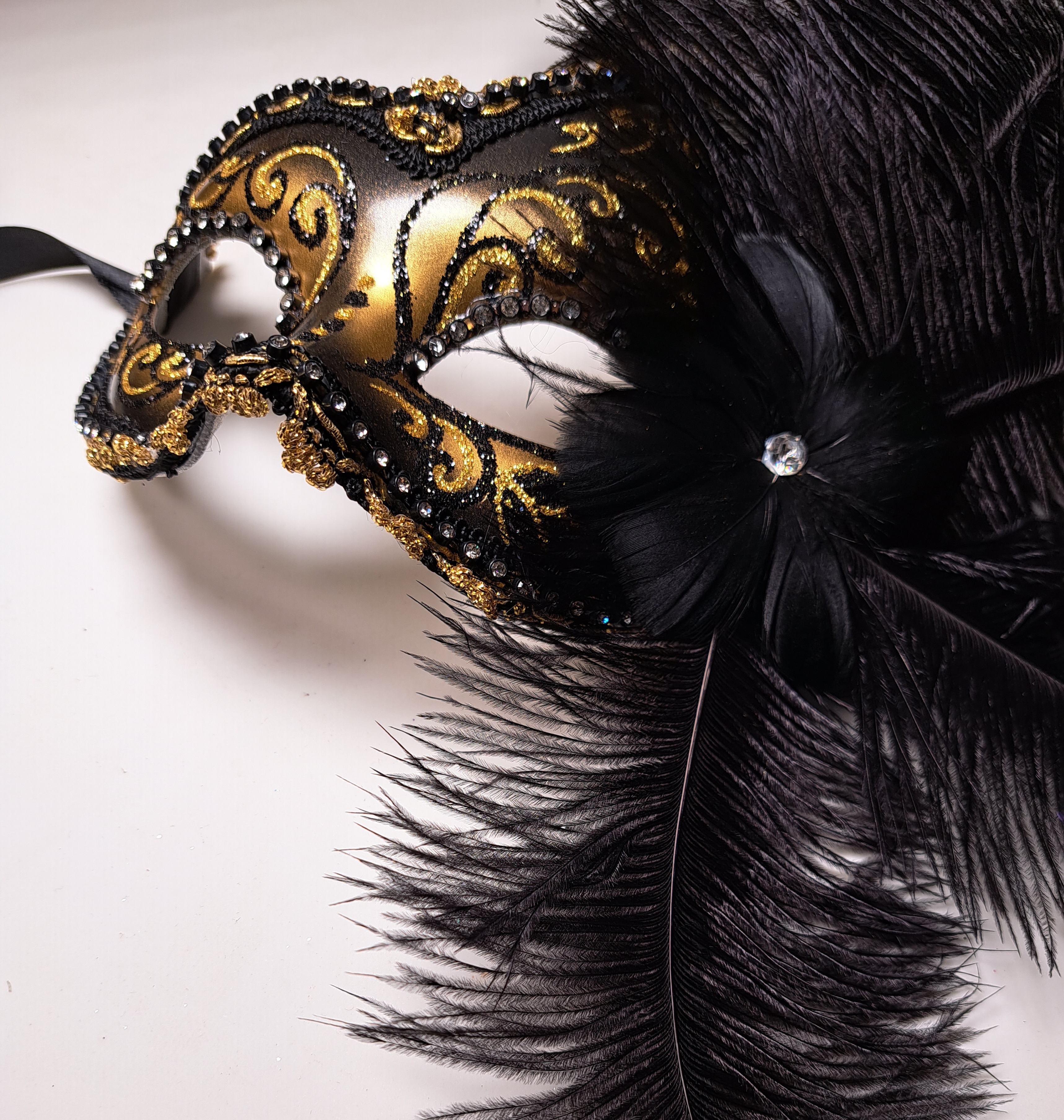 Venezianische Federmaske Onda Primavera schwarz-gold