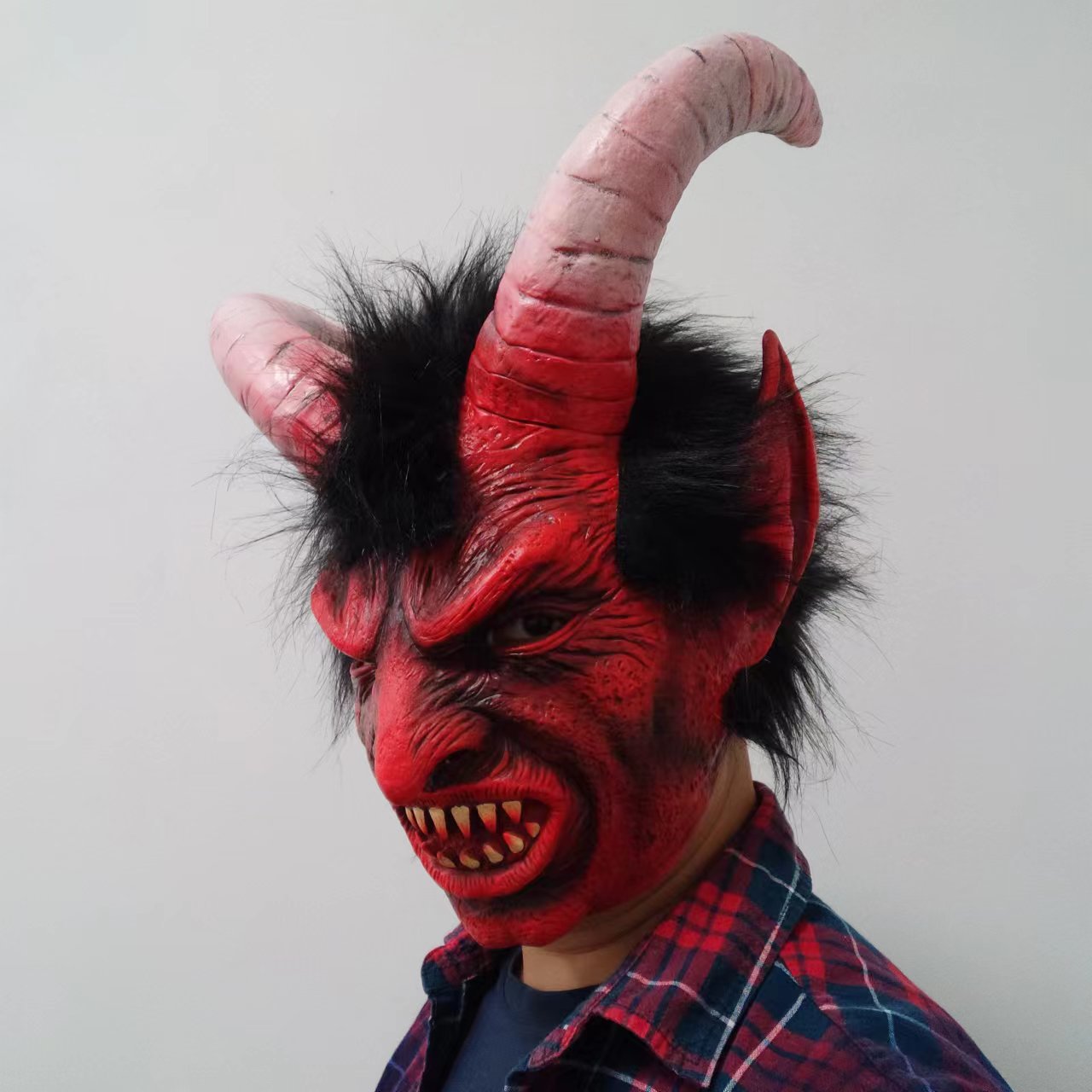 Krampus Maske rot mit großen Hörnern und Plüschhaar
